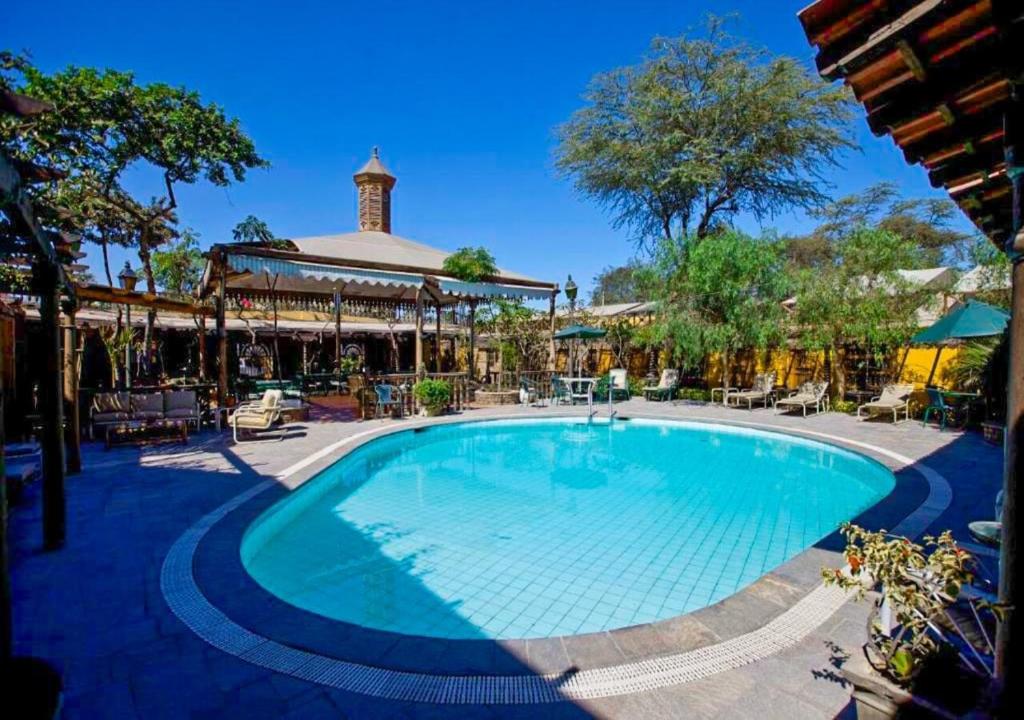 伊察厄尔尼诺卡梅罗酒店&庄园的度假村的游泳池,设有凉亭