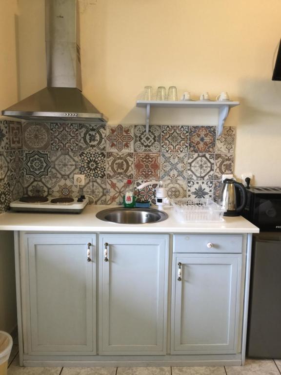 埃尔莫波利斯happyWish Syros的厨房配有水槽和台面