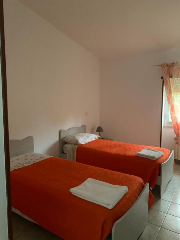 San Polo MateseIezza Residence的客房设有两张床和窗户。