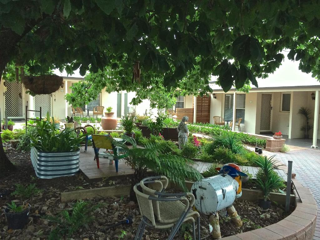 汉道夫汉道夫橡树别墅酒店的后院配有桌椅和植物