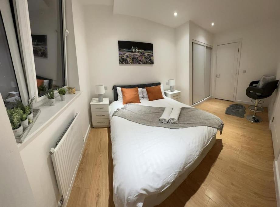 巴塞尔顿Comfortable 2 BR Flat TH542的卧室配有白色的床和窗户。