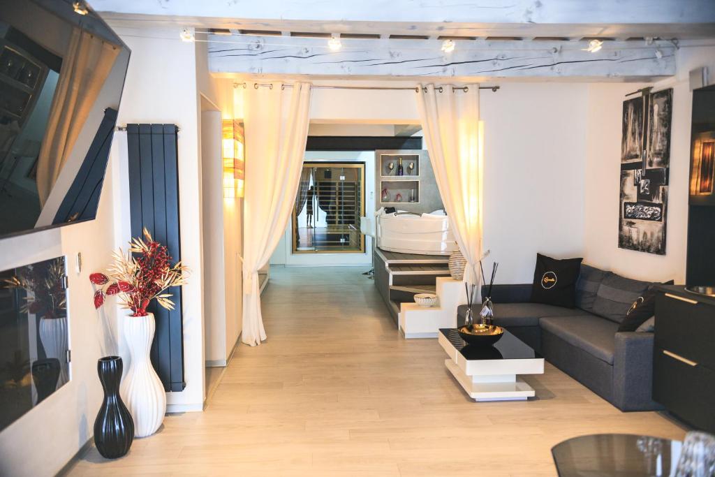 RanzanicoTHE SECRET SUITE - SUPERIOR "Lago di Endine"的客厅配有沙发和桌子