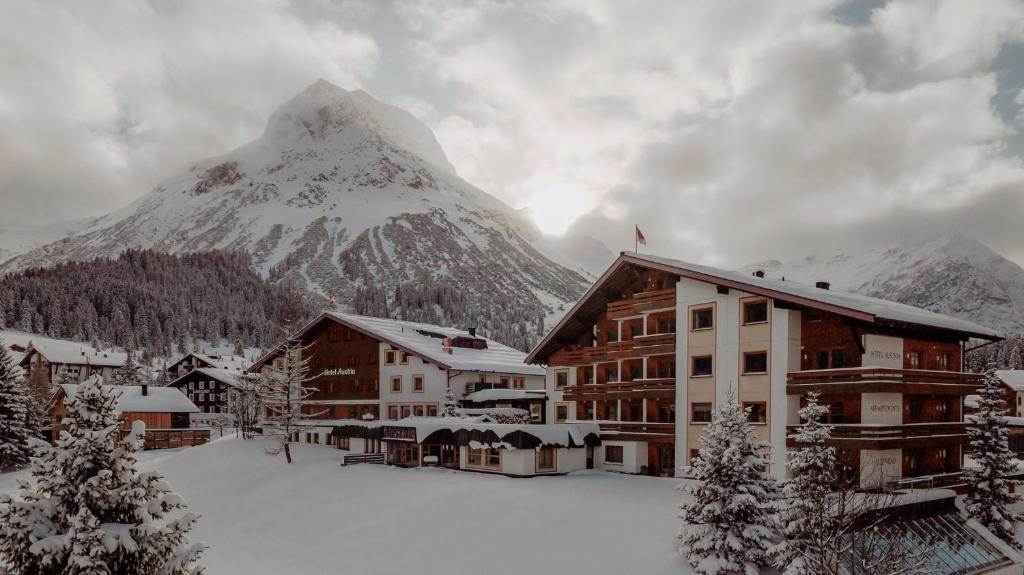 莱赫阿尔贝格奥地利酒店的山底滑雪山林小屋