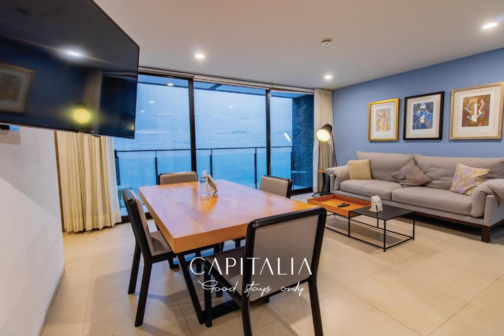 墨西哥城Capitalia - Apartments - CÉFIRO CINCO的客厅配有桌子和沙发