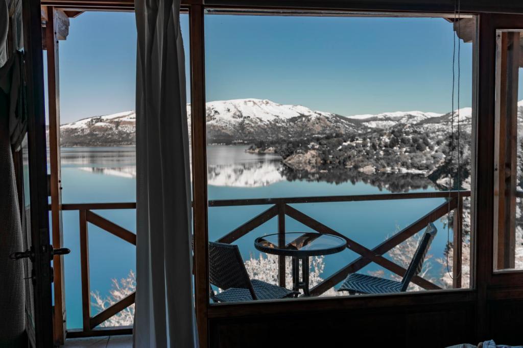 佩休尼亚镇蒙塔尼亚康普莱约普埃尔托曼伦俱乐部宾馆的窗户客房可欣赏到湖景