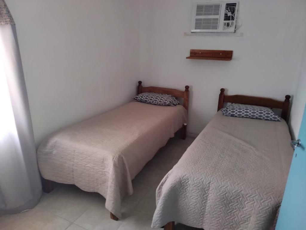 福尔摩沙Alojamiento Temporarios NEA的一间客房内配有两张床的房间