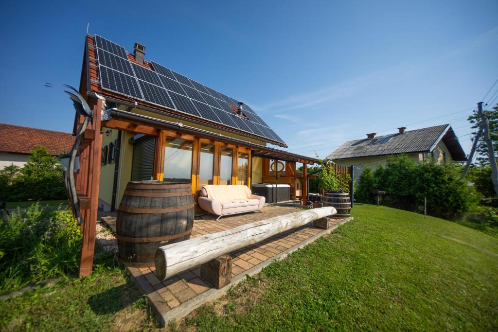Tomaž pri OrmožuNebesa so tudi na zemlji的草坪上带太阳能屋顶的房子