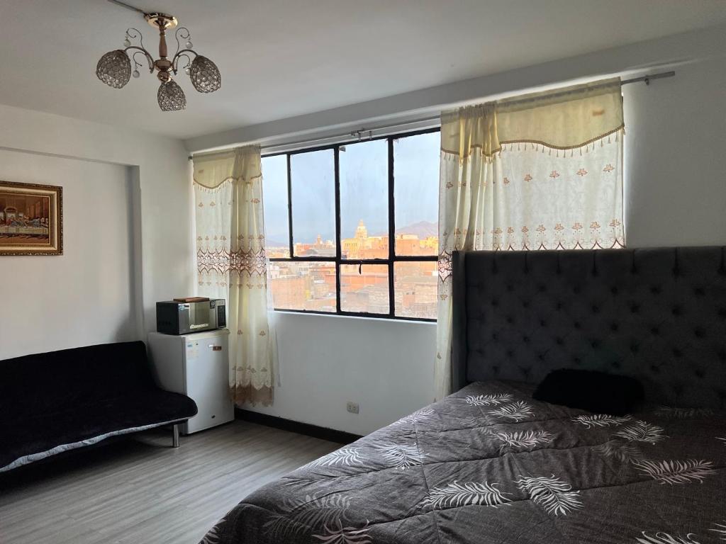 利马Most Central Place in Lima的一间卧室设有一张床和一个大窗户
