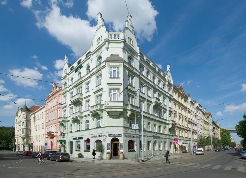 布拉格布拉格联合酒店的一条城市街道上的白色大建筑
