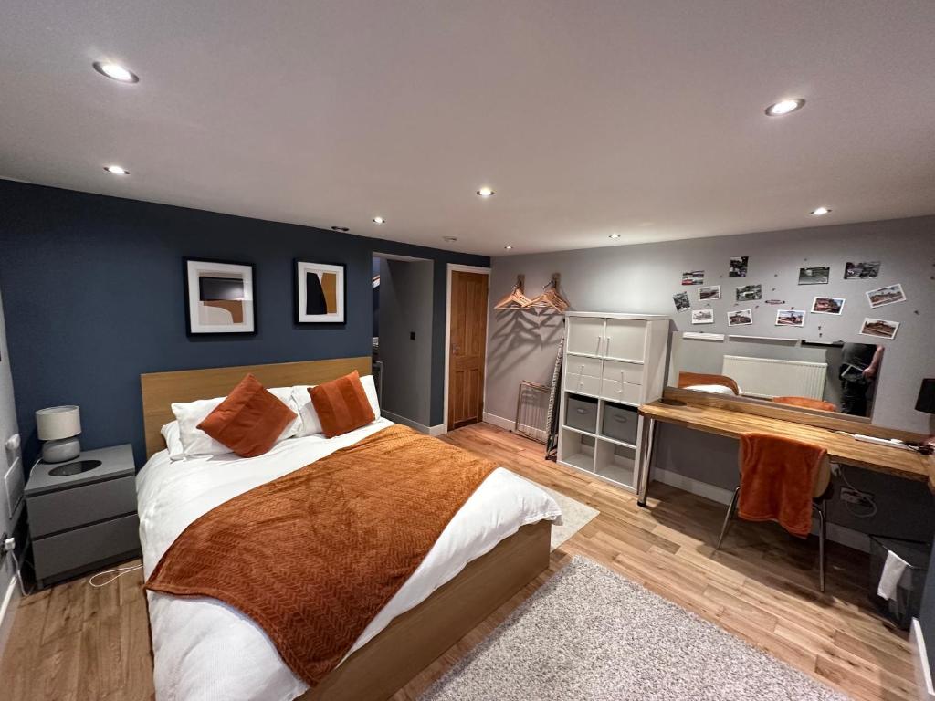 OxenhopeApple Street Cottage的一间卧室配有一张大床和一张书桌