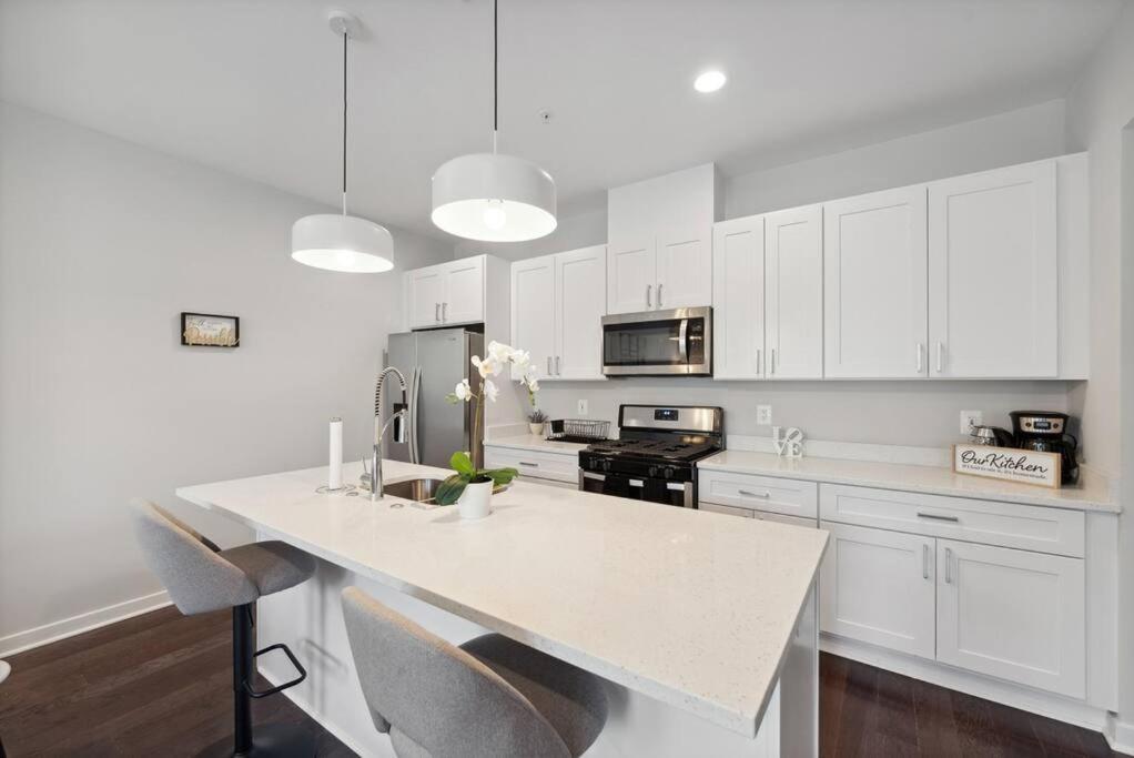 华盛顿Spacious 3Bedroom Duplex with Rooftop Deck!的厨房配有白色橱柜和白色台面