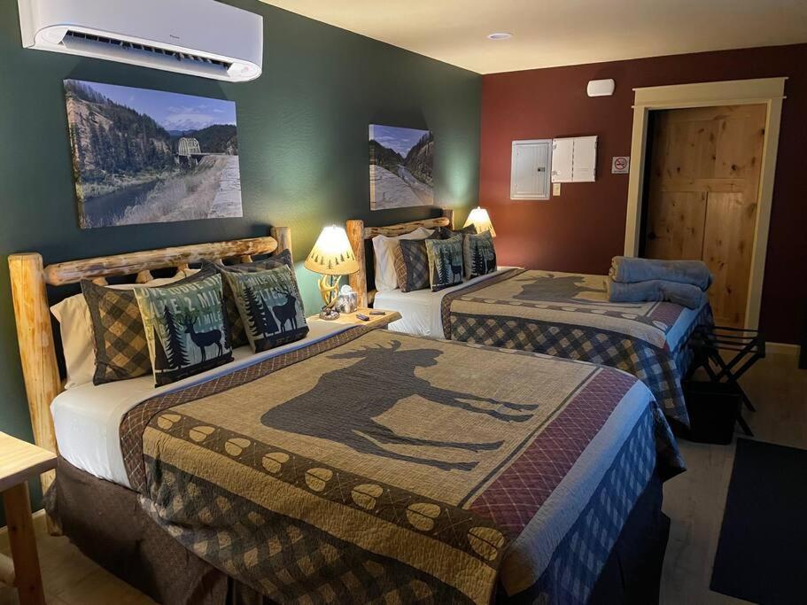 格兰茨帕斯Cedar Mountain Suite D的一间酒店客房,房间内设有两张床