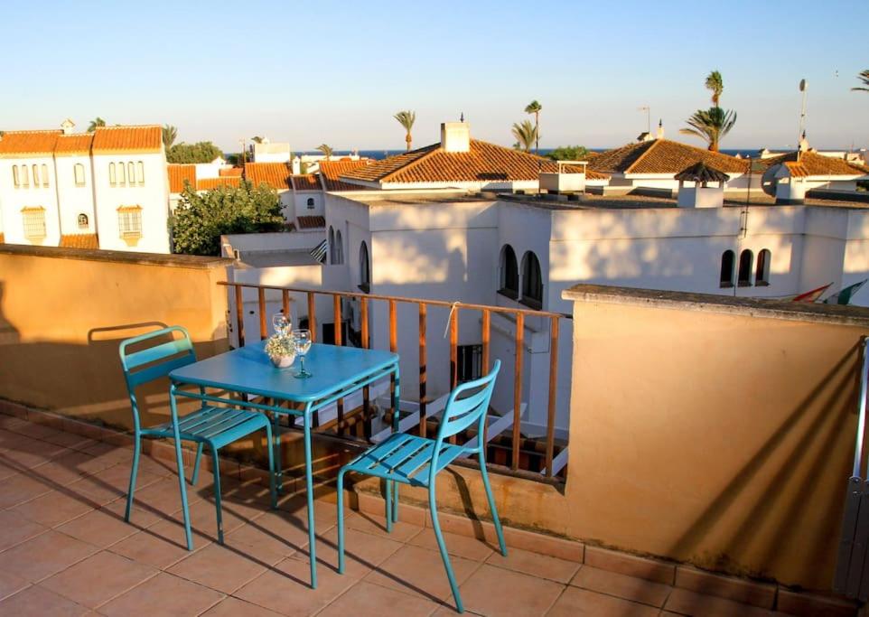 圣路易斯·德·萨比尼尔Ático con gran terraza a 50 metros de la playa de Casares的阳台上配有蓝色的桌椅