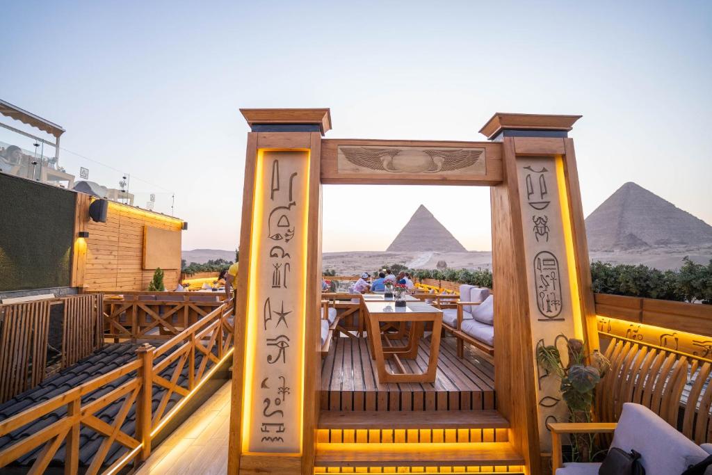 开罗大金字塔酒店 的一间享有金字塔景致的餐厅