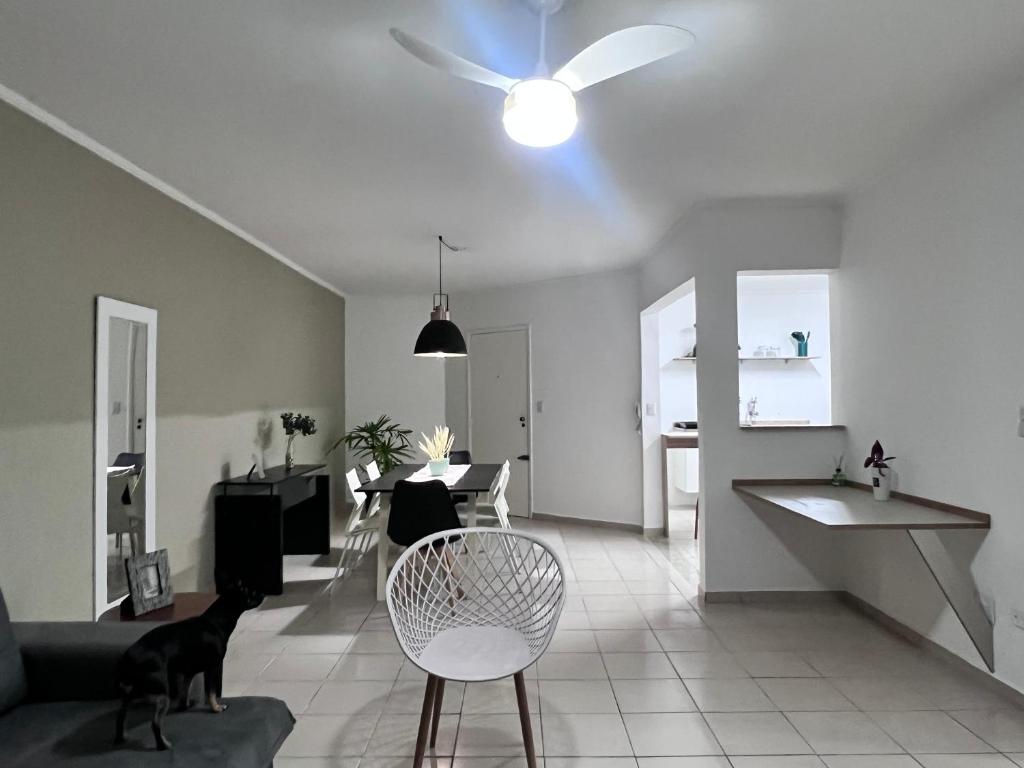 佩鲁伊比AeK apartamento conforto praia的客厅配有吊扇和沙发。