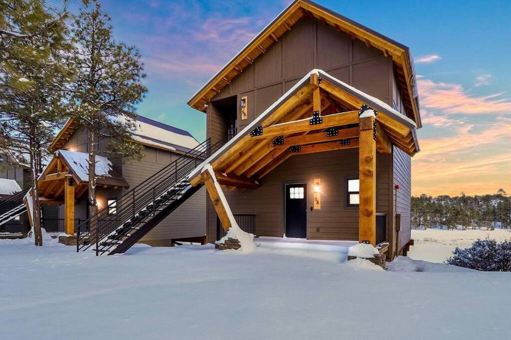 肖洛Scenic Villa at Meadow View的雪地中的小木屋,设有木楼梯