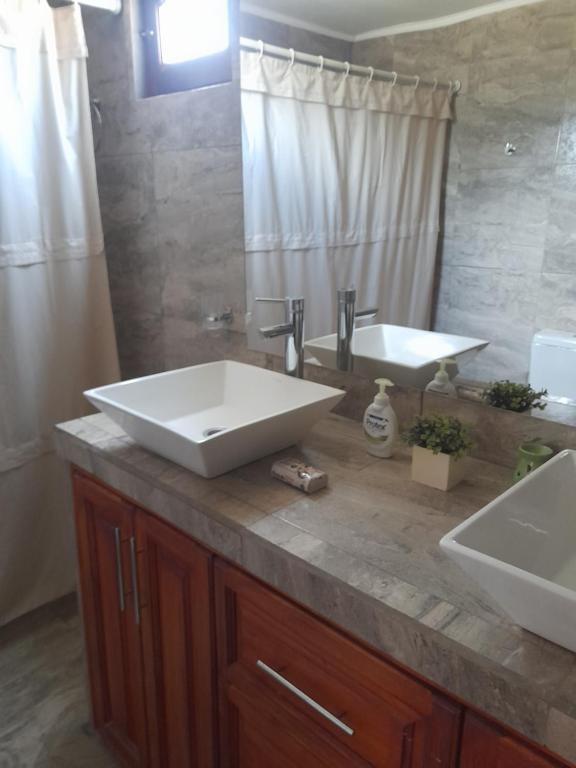 蒂诺加斯塔Cabañas Edna的浴室设有大型白色水槽和镜子
