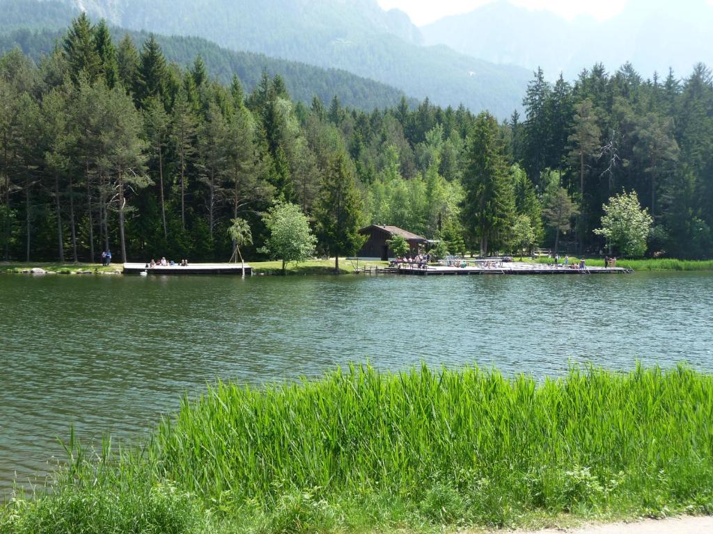 修希Villa Grünewald的码头上一群人的湖泊