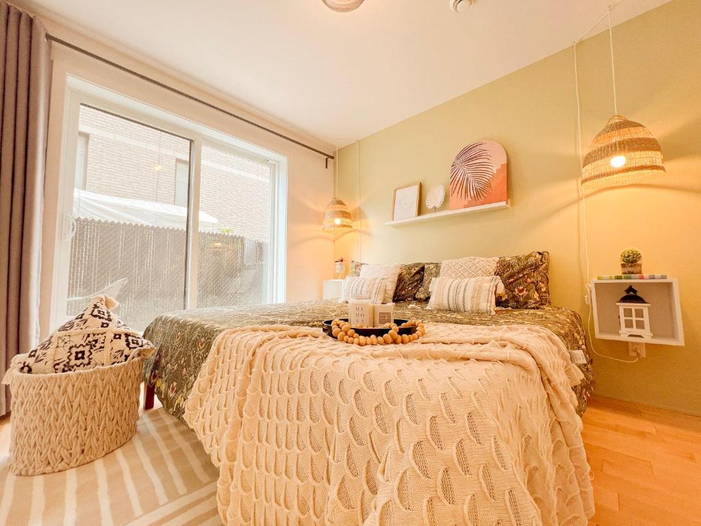 蒙特利尔Mila Suites的一间卧室设有一张大床和一个窗户。