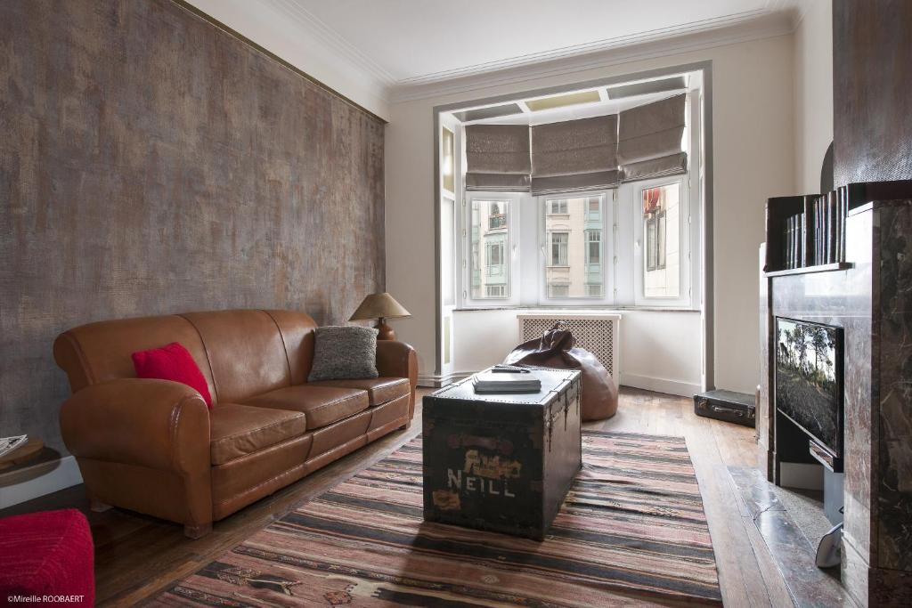 布鲁塞尔Smartflats City - Manneken Pis的客厅配有真皮沙发和电视