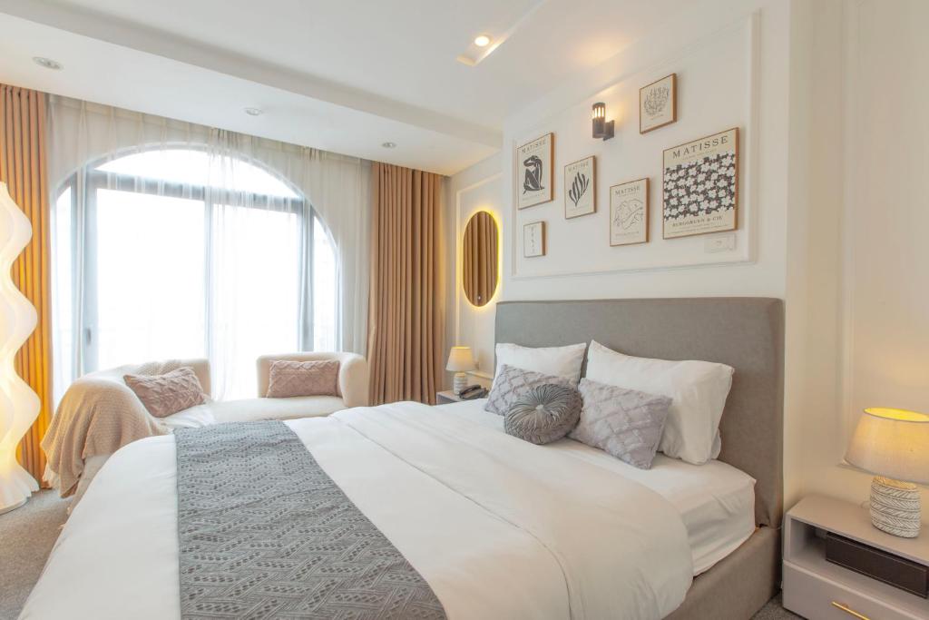 河内Keypad Hotel - 87 Nguyễn Khang的卧室设有一张白色大床和一扇窗户。