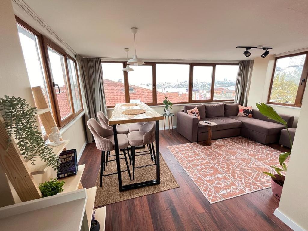 伊斯坦布尔The Pillo Mansion的客厅配有沙发和桌子