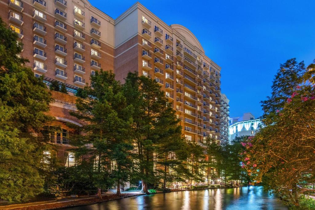 圣安东尼奥The Westin Riverwalk, San Antonio的城市中一条有高楼房的河流