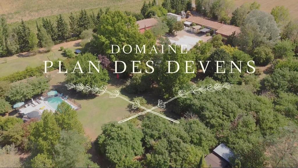 鲁西永Domaine Plan des Devens的把房屋的空中景观与捐赠计划的字眼结合起来