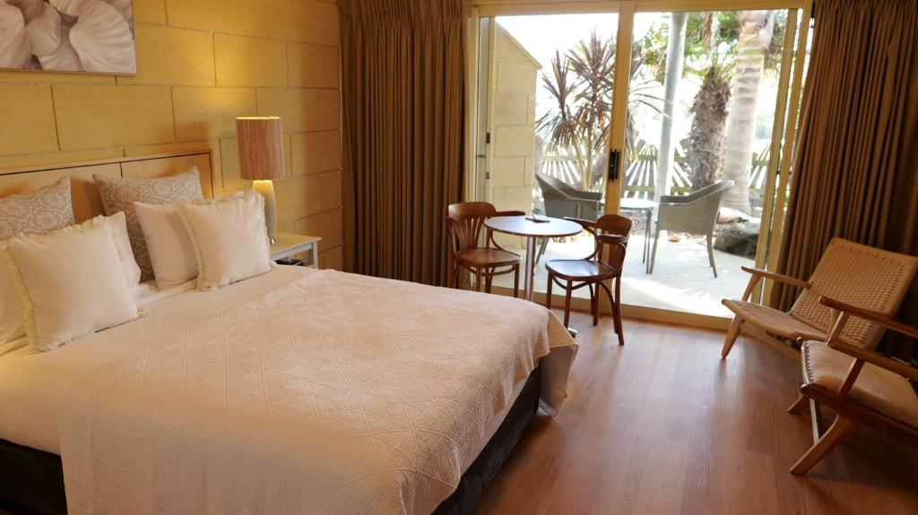 坎贝尔港左舷汽车旅馆的一间卧室配有一张床和一张桌子及椅子