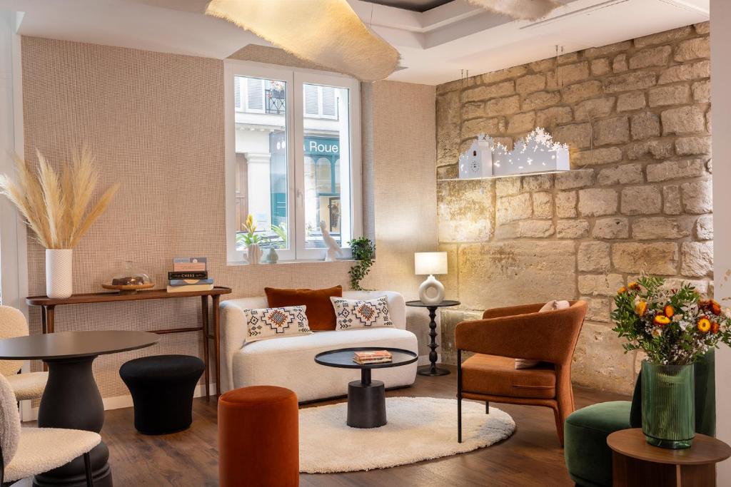 巴黎沙瓦内尔酒店的客厅配有家具和石墙