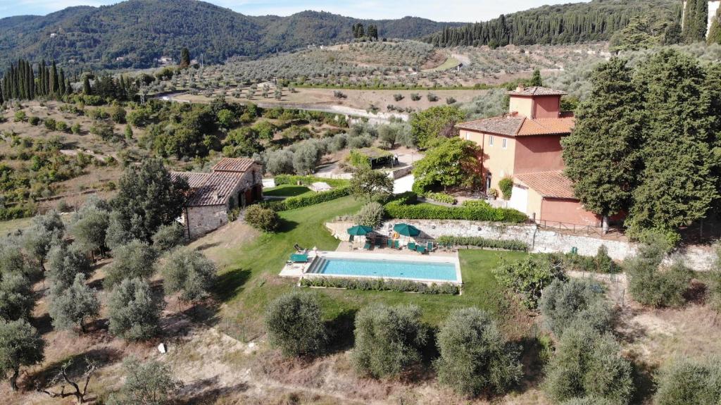 里尼亚诺苏拉尔诺Casavilla Rentals by Torre a Cona的享有带游泳池的别墅的空中景致