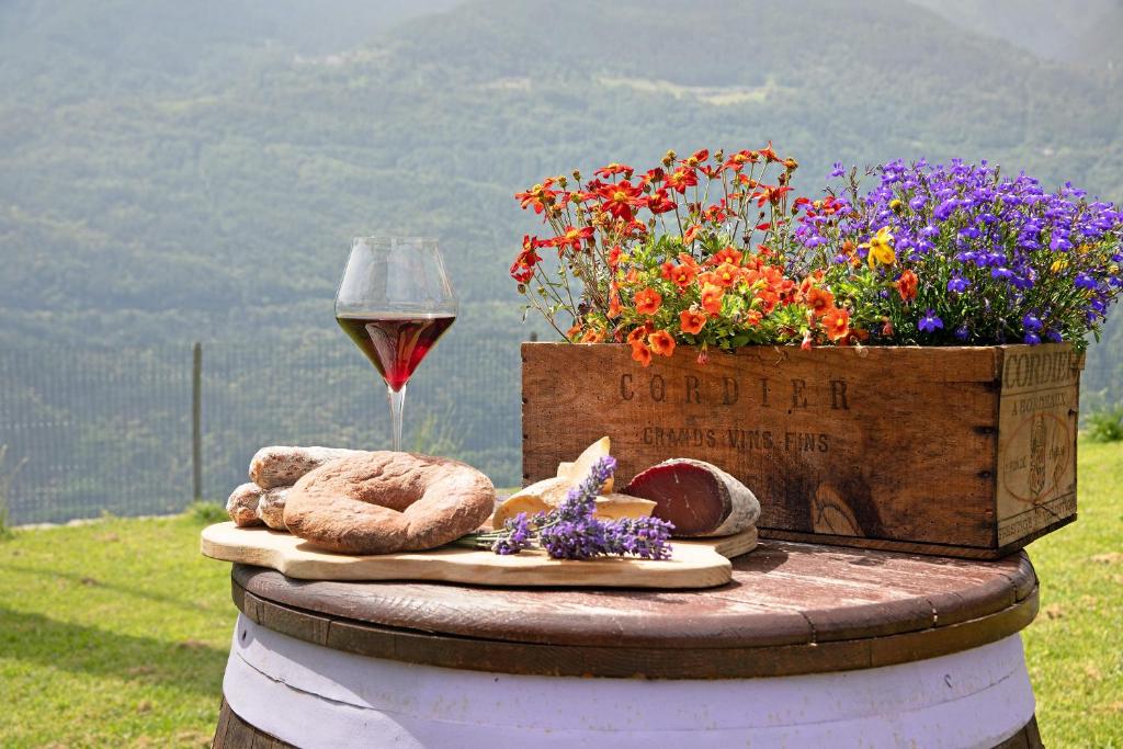 泰廖Il posto al sole的一张桌子,上面放着一杯葡萄酒和鲜花
