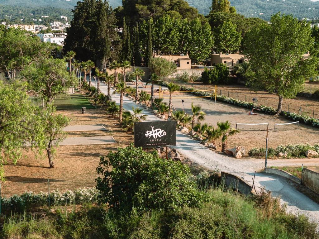 圣安东尼奥Parco Ibiza, by Camping San Antonio est 1961的中间有一个标牌的滑板公园