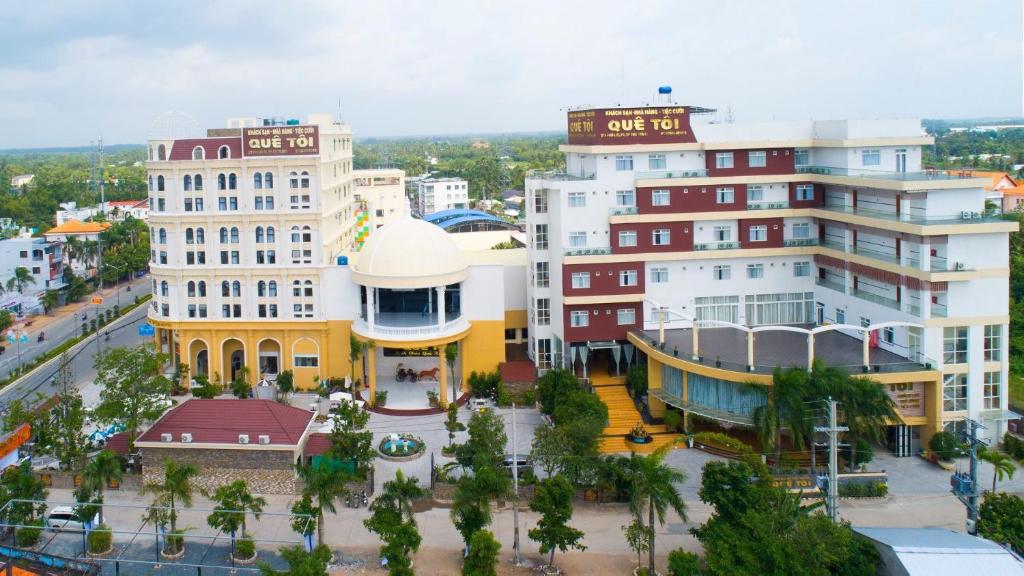朔庄Quê Tôi 2 Hotel的城市空中景观和建筑