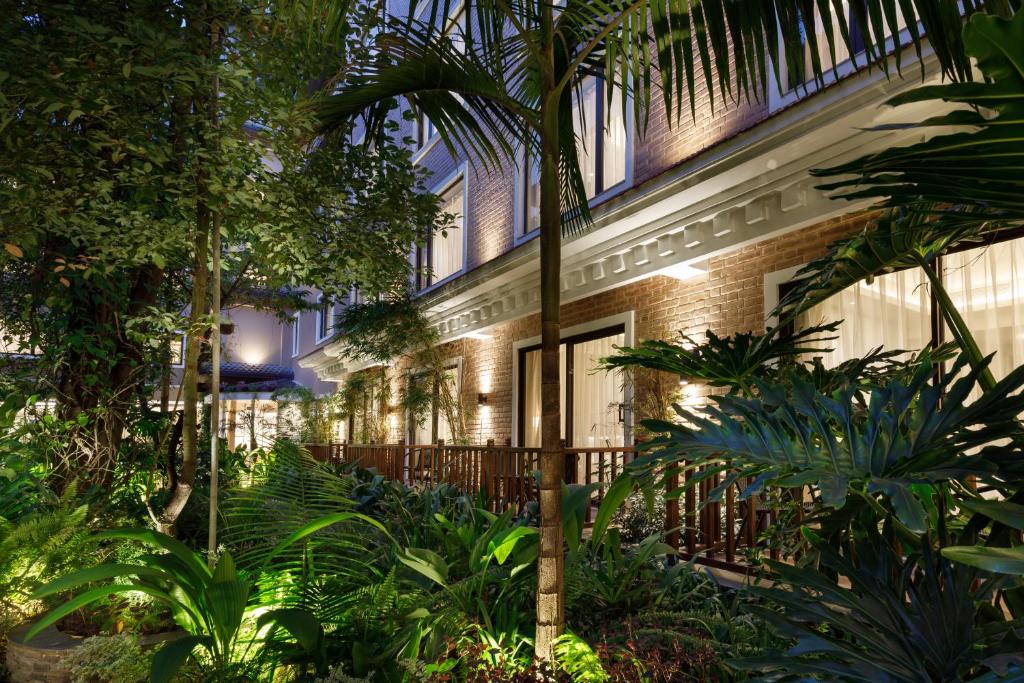 加德满都Hotel Thrive, A Tropical Courtyard的前面有树木和植物的建筑