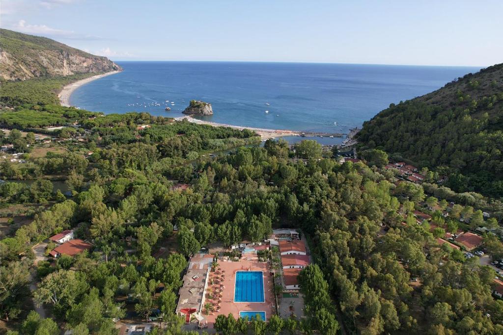 帕利努罗维拉吉奥玛贝拉俱乐部酒店的享有度假胜地和海洋的空中景致