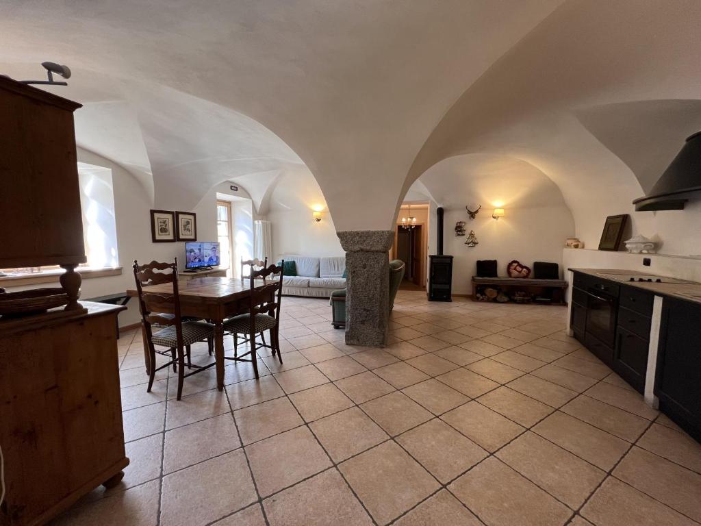 GiustinoTrilocale Giustino Vadaione的厨房以及带桌椅的起居室。