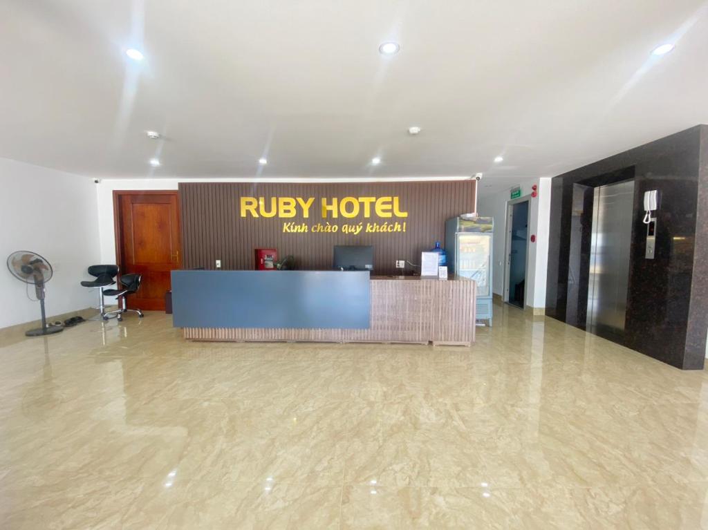 太原省Ruby Hotel - near Thai Nguyen University的大厅,在大楼里标有红麦的酒店标志