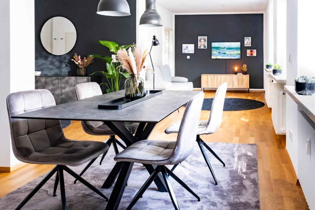 梅明根stycoz - Modernes Loft - 80 m2 - Küche - Parken的一间带桌椅的用餐室