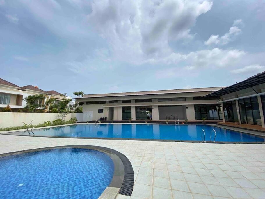 SengkuangMonde Residence K No 02 Batam Centre的大楼前的大型游泳池