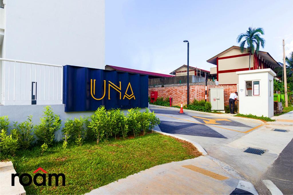 吉隆坡UNA Serviced Apartment Kuala Lumpur by Roam的建筑物一侧的标志