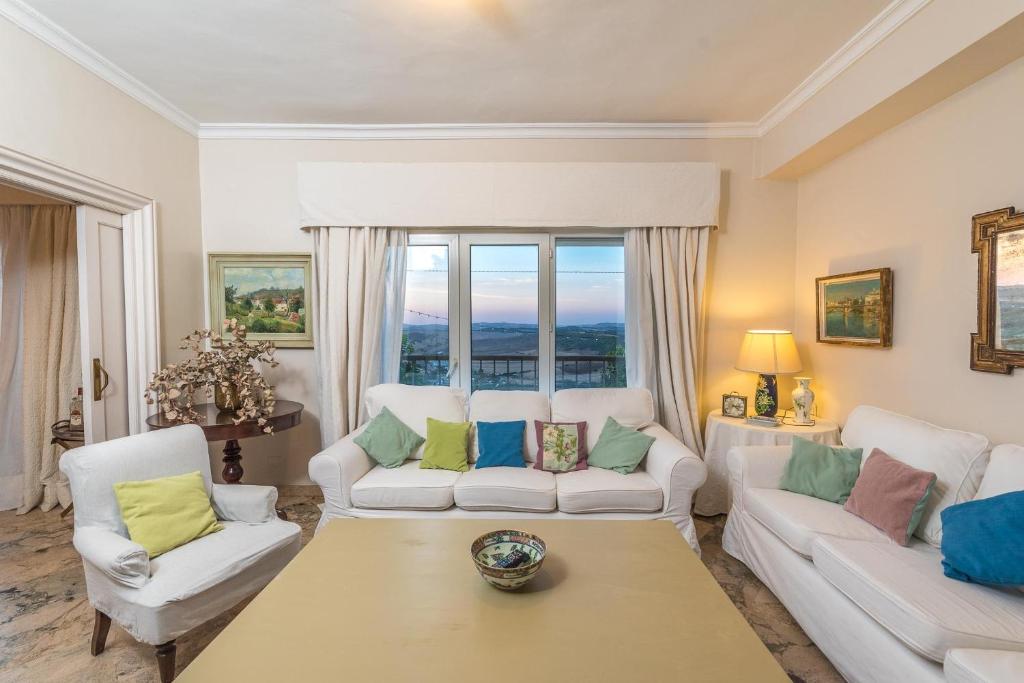 贝赫尔-德拉弗龙特拉Casa en la Corredera的客厅配有2张白色沙发和1张桌子