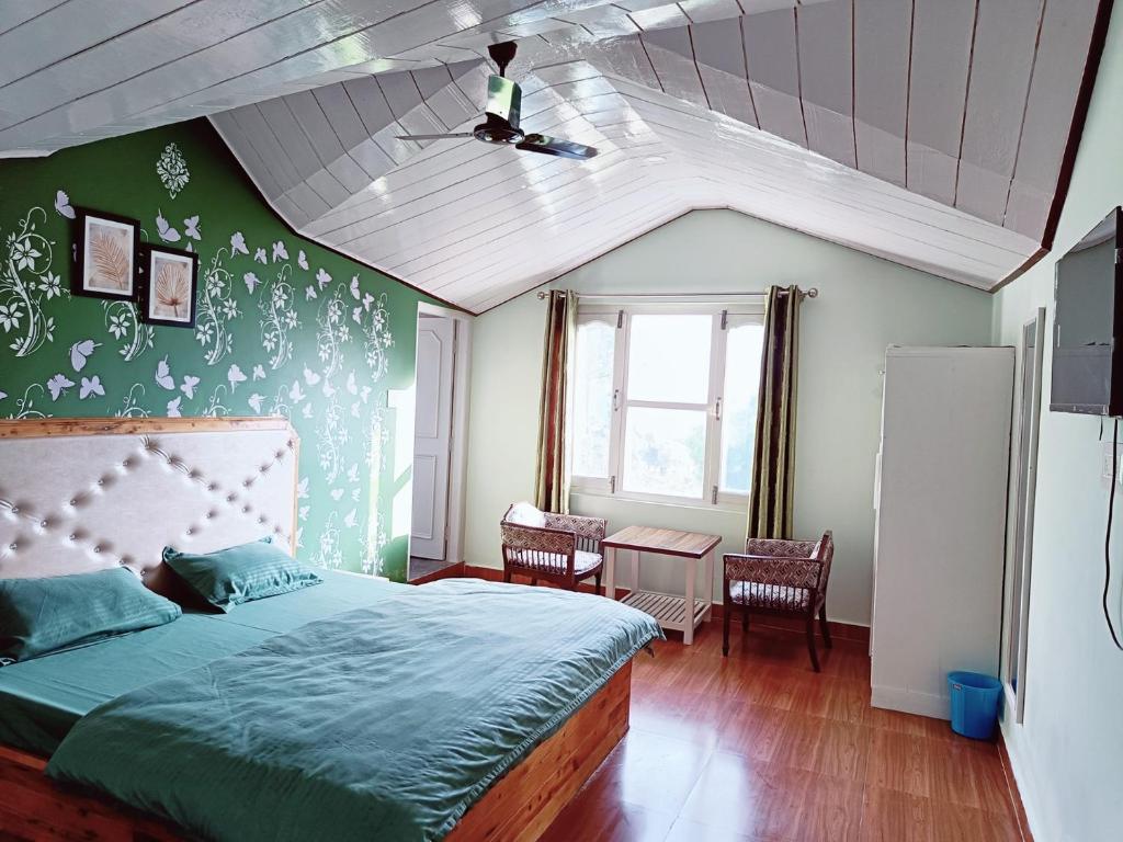 西姆拉Hill Side Inn的一间卧室设有一张床和绿色的墙壁