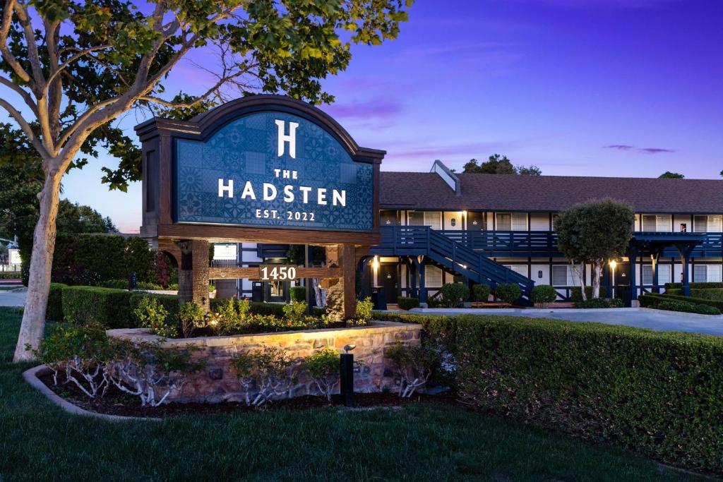 索尔万The Hadsten Solvang, Tapestry Collection by Hilton的带有读过哈斯坦牌酒吧标志的酒店大楼