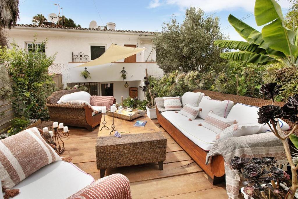 塔科龙特Casa con jardin的一个带几张沙发和一张桌子的庭院