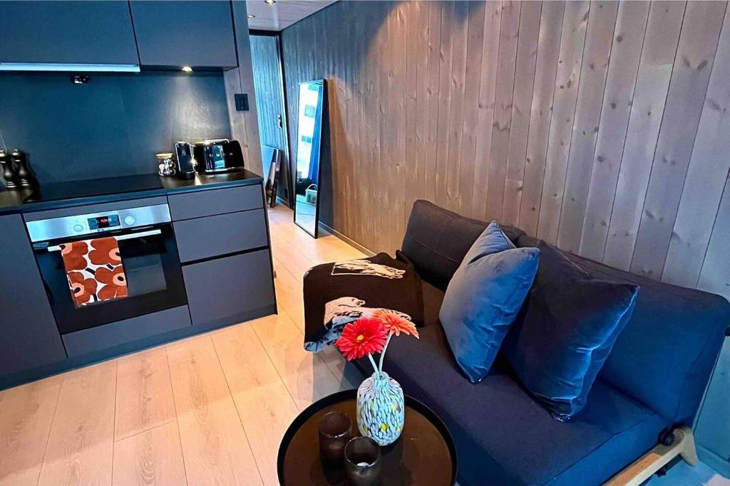 亨宁斯韦尔New and modern apartment in Henningsvær的客厅配有蓝色的沙发和桌子