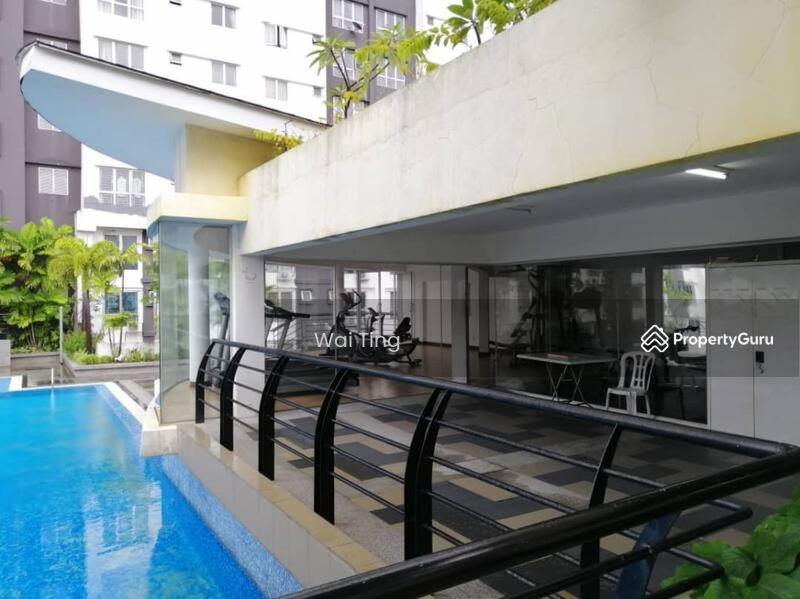安邦Sky Chalet at Axis Next To LRT Pandan Indah Ampang的带阳台的大楼,设有游泳池