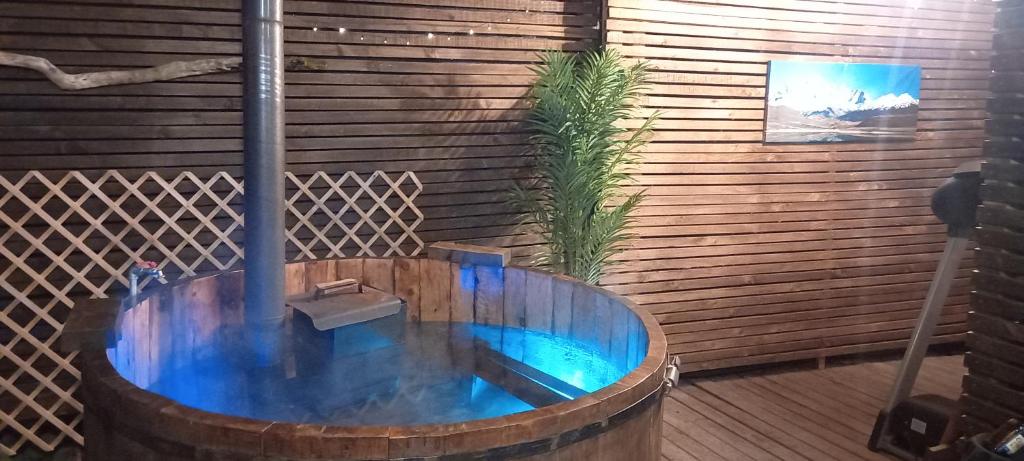 蒙特港Cabañas Cerca del Centro的客房内的大型木制浴缸设有喷泉