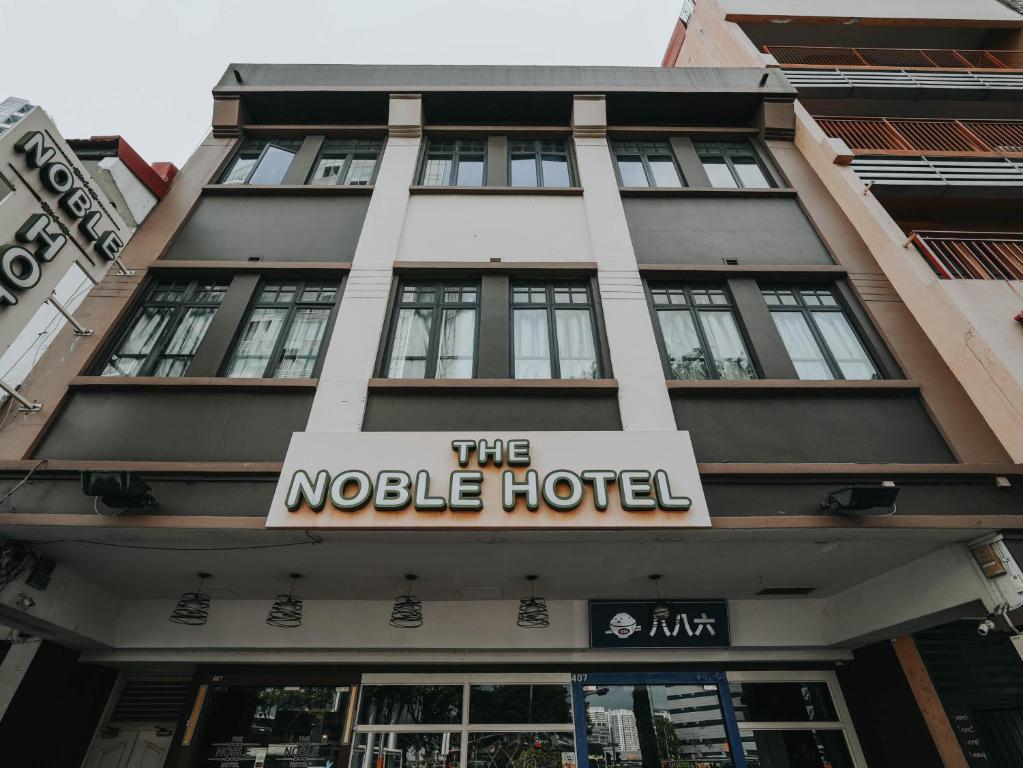 新加坡Noble Hotel的建筑一侧的酒店标志