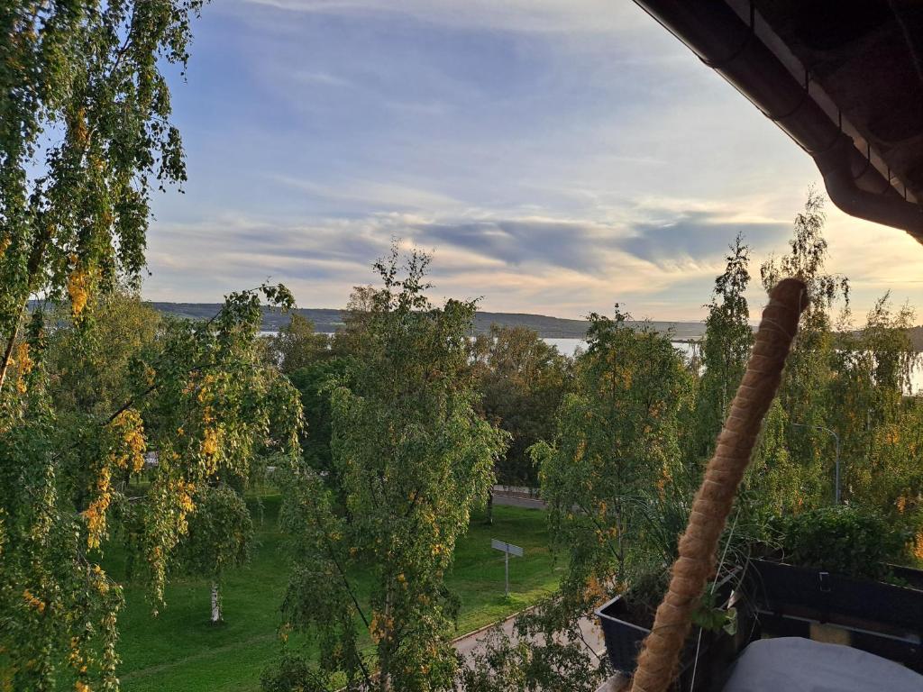 厄斯特松德Karls ställe的从树木繁茂的房屋阳台欣赏风景